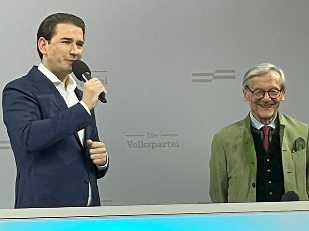 RMogyorosy's tweet photo. Zwei ehemalige Bundeskanzler, der Schande. https://t.co/CtaRfk24Ua