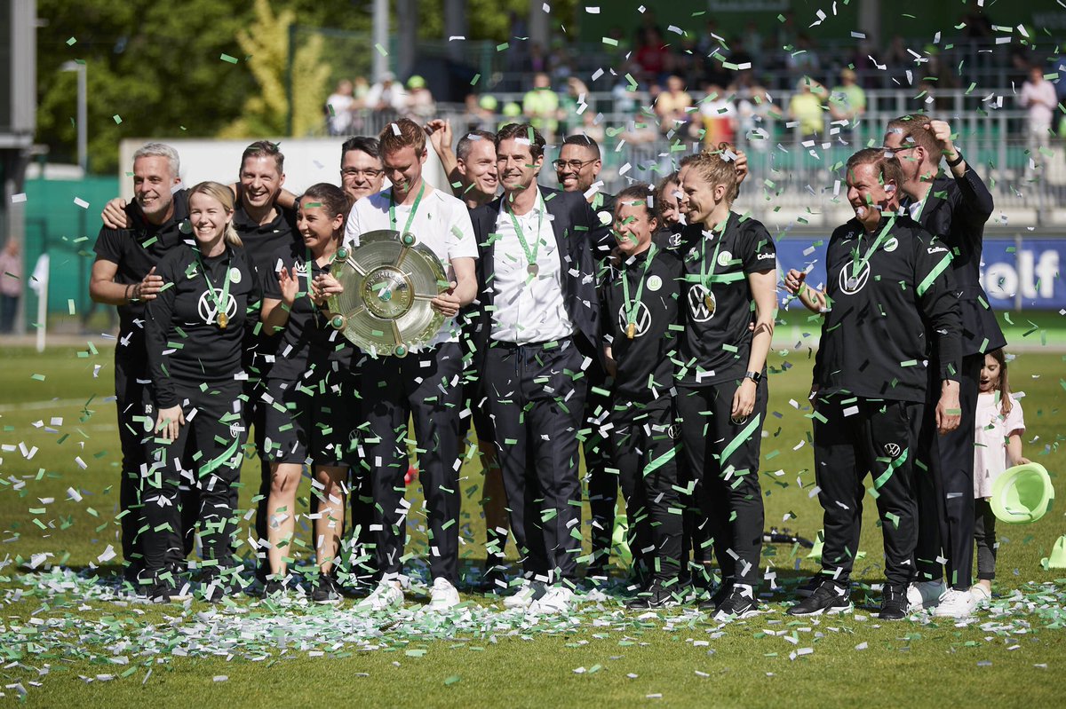 RobinJoostens's tweet photo. The Team behind the Team 💚 #VfLWolfsburg https://t.co/pntxfeAJkc