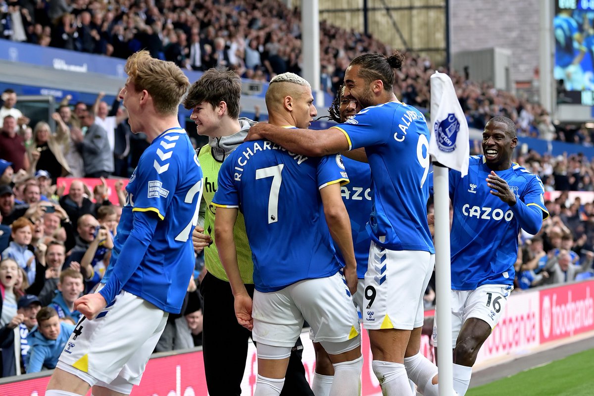 premierleague's tweet photo. HALF-TIME Everton 2-1 Brentford

Richarlison's penalty and an early Dominic Calvert-Lewin goal give the Toffees an important lead at the break

#EVEBRE https://t.co/MHK4Dw0kfd