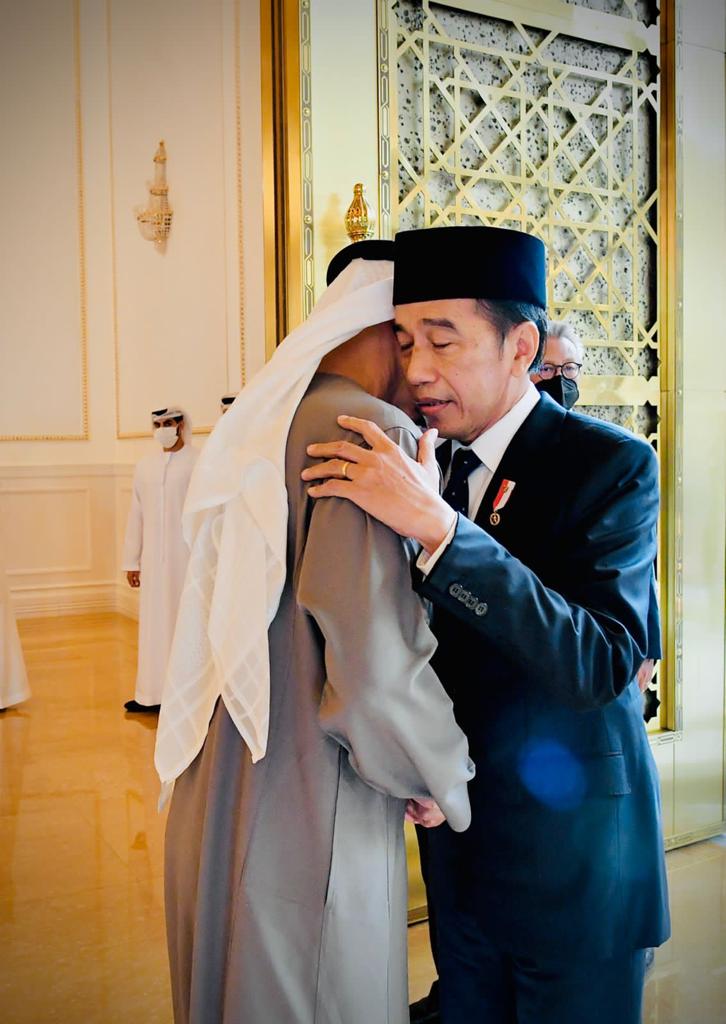 jokowi's tweet photo. Minggu sore di Bandara Internasional Abu Dhabi, Persatuan Emirat Arab. Saya  menemui Yang Mulia Mohamed bin Zayed dan menyampaikan dukacita yang mendalam atas wafatnya Yang Mulia Sheikh Khalifa bin Zayed Al Nahyan pada Jumat 13 Mei lalu. https://t.co/mFMY9IaoAH