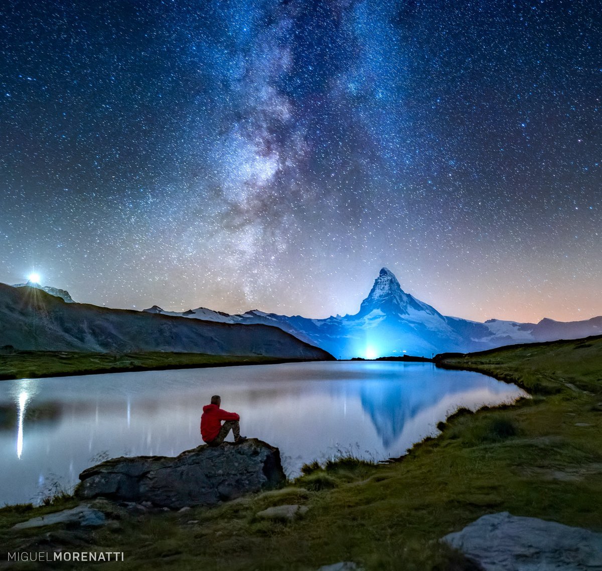 Pasar la noche solo aquí, a 2.600m, frente a la montaña perfecta (Matherhon) con un cielo así...
-Hay momentos que permanecen eternos en el recuerdo.

-Lago Stellisee (2.600m) Suiza.