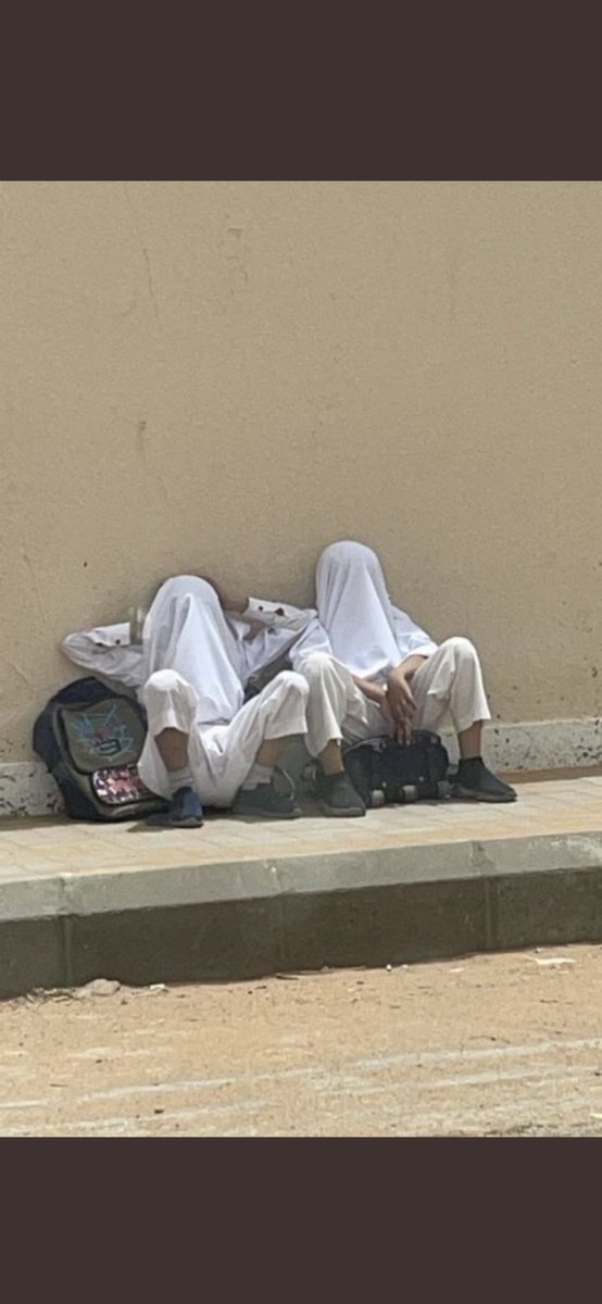 fforef2f's tweet photo. #وزير_التعليم
مشهد محزن للطلاب وهم تحت حرارة 49درجه مئوية في مكه وجده والمدينة .وكل ذلك بفضل الأترام الثلاثة ...اتقو الله في هؤلاء الصغار .. https://t.co/5BJwaKMpff