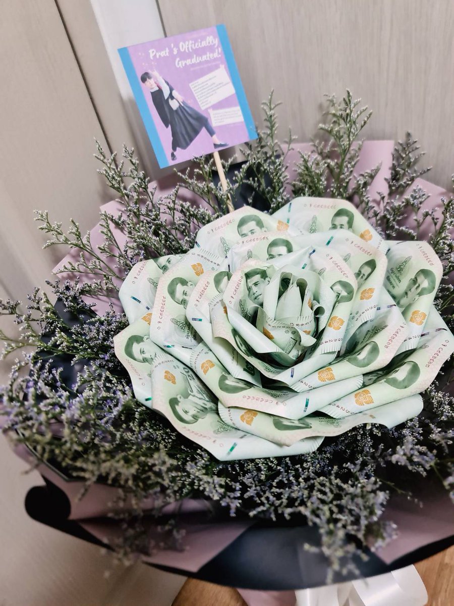 Leelli7's tweet photo. Congratulations to P'Prat 🎉
Have a wonderful graduation day! We will always watch over you and support you on your next steps. 
We would like to thank @PratHamtaro for helping Vietnamfans send flowers to P'Prat!
#Prat_Bapo #น้องปรัชญ์จบแล้วจ้า https://t.co/2fG89sYPtA