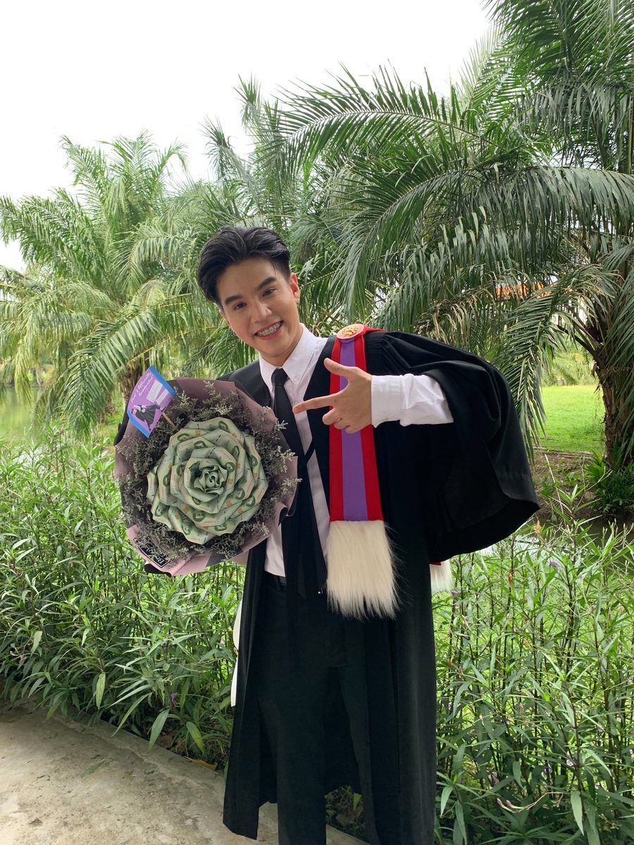 Leelli7's tweet photo. Congratulations to P'Prat 🎉
Have a wonderful graduation day! We will always watch over you and support you on your next steps. 
We would like to thank @PratHamtaro for helping Vietnamfans send flowers to P'Prat!
#Prat_Bapo #น้องปรัชญ์จบแล้วจ้า https://t.co/2fG89sYPtA