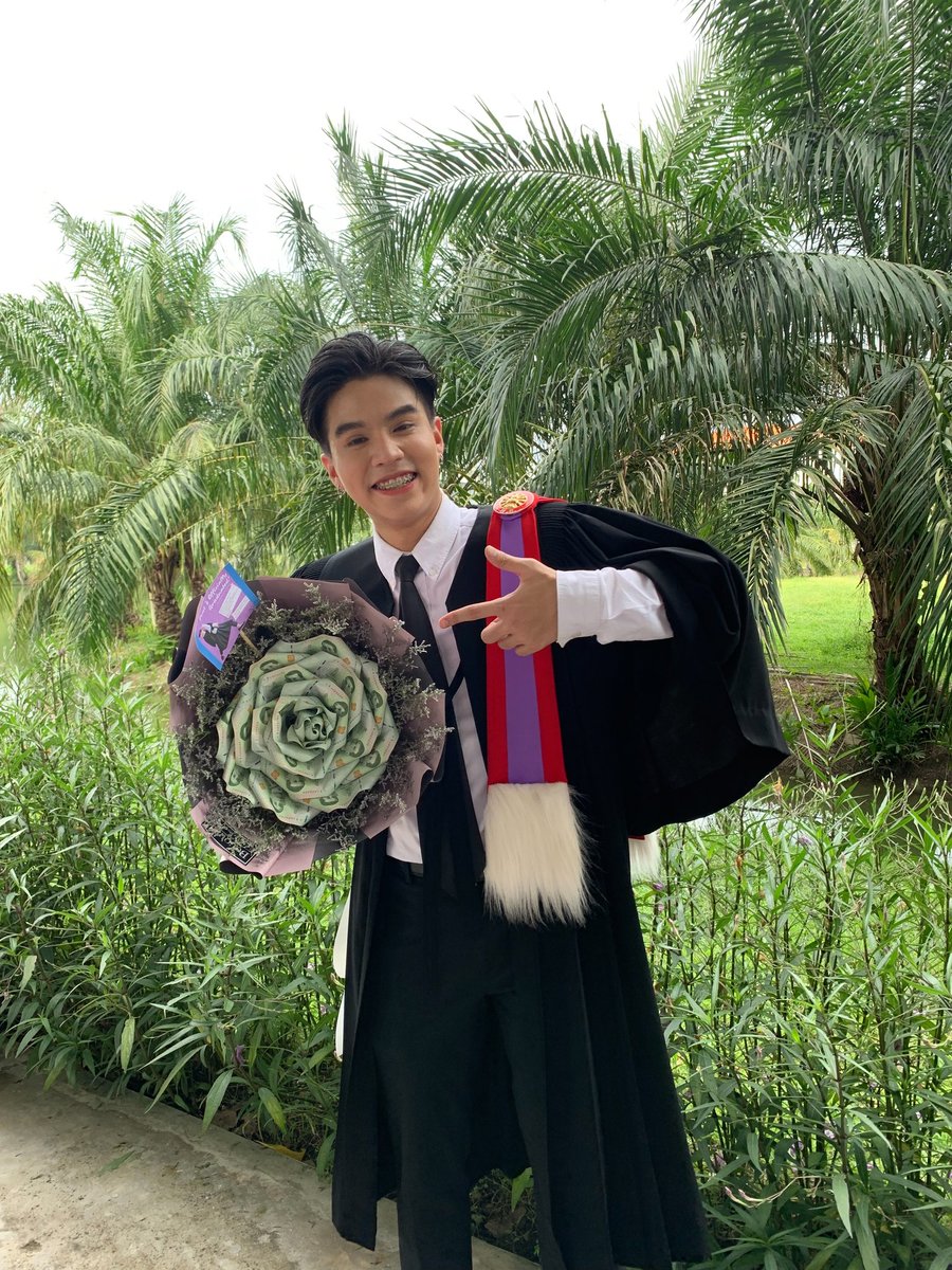 Leelli7's tweet photo. Congratulations to P'Prat 🎉
Have a wonderful graduation day! We will always watch over you and support you on your next steps. 
We would like to thank @PratHamtaro for helping Vietnamfans send flowers to P'Prat!
#Prat_Bapo #น้องปรัชญ์จบแล้วจ้า https://t.co/2fG89sYPtA