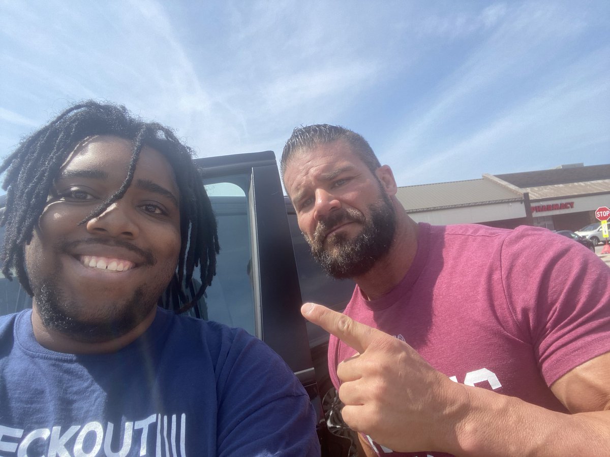 tremaynelaughs's tweet image. working just a regular day at my job I met @RealRobertRoode appreciate you taking the time out to take a picture with me!