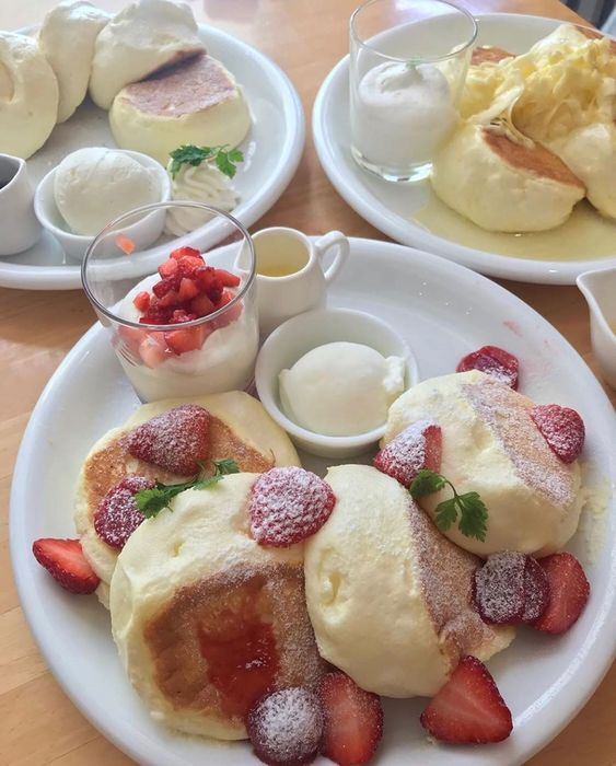 daily_dolce's tweet photo. Fluffy pancakes with strawberries https://t.co/xXs195EzbD