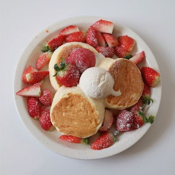 daily_dolce's tweet photo. Fluffy pancakes with strawberries https://t.co/xXs195EzbD