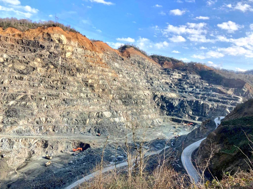 Karadeniz'in bir bölümü daha tarih oldu. 
Deniz yaşamının can damarı 4.5 km'lik kıyı ekosistemi değil sadece, 
Onlarca taş ocağı için dinamitlenen yemyeşil vadiler de gitti. 
#İklimKrizi, ısınma, su kıtlığı, ormansızlaşma, fosil yakıt vs kim takar? 
Yaşasın #RizeArtvinHavalimanı