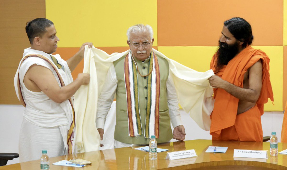 आज पतंजलि प्रवास के दौरान हरियाणा के मुख्यमंत्री माननीय श्री <a href="/mlkhattar/">Manohar Lal</a> जी ने पतंजलि के अनेक विध कार्यों के अवलोकन किया साथ में पतंजलि अनुसंधान संस्थान में वृक्षारोपण किया एवं अनुसंधान संस्थान के कृषि क्षेत्र में किए गए अनुसंधान कार्यों को गहराई से देखा तथा कृषि व किसानों