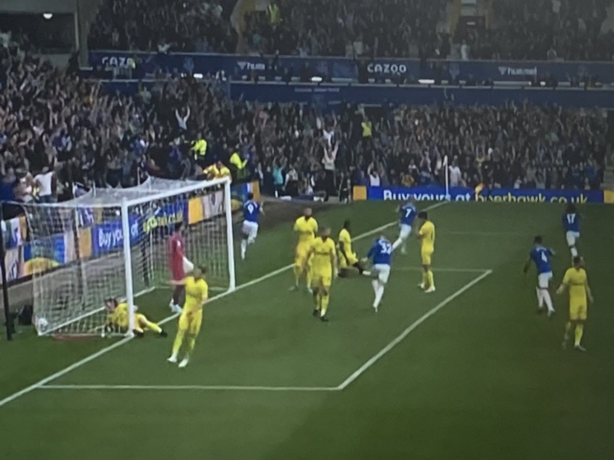 ElectricJ0e's tweet photo. EVERTON IN FRONT OF BRENTFORD FOR THE FIGHT IN THE RELEGATION BATTLE #Everton #RelegationBattle https://t.co/EjgErvue6l
