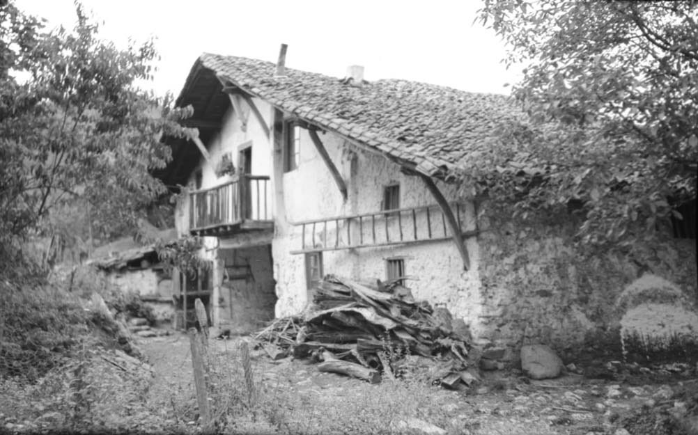 “Uberoa-goikoa” baserria Foruan (Bizkaia).

📸 Juan San Martín, 1959. <a href="/GipuzkoaKultura/">Gipuzkoa Kultura</a>-ren bidez.