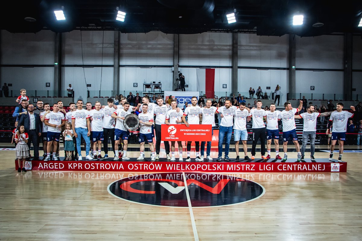 kprostrovia1996's tweet photo. 🥇 | Wczoraj z rąk pana Mirosława Bauma otrzymaliśmy pamiątkową paterę za zwycięstwo w Lidze Centralnej @handballpolska ▶️ @pgnigsuperliga 

#zprp #handball #ostrovia #pgnigsuperliga https://t.co/X47ssXOukU