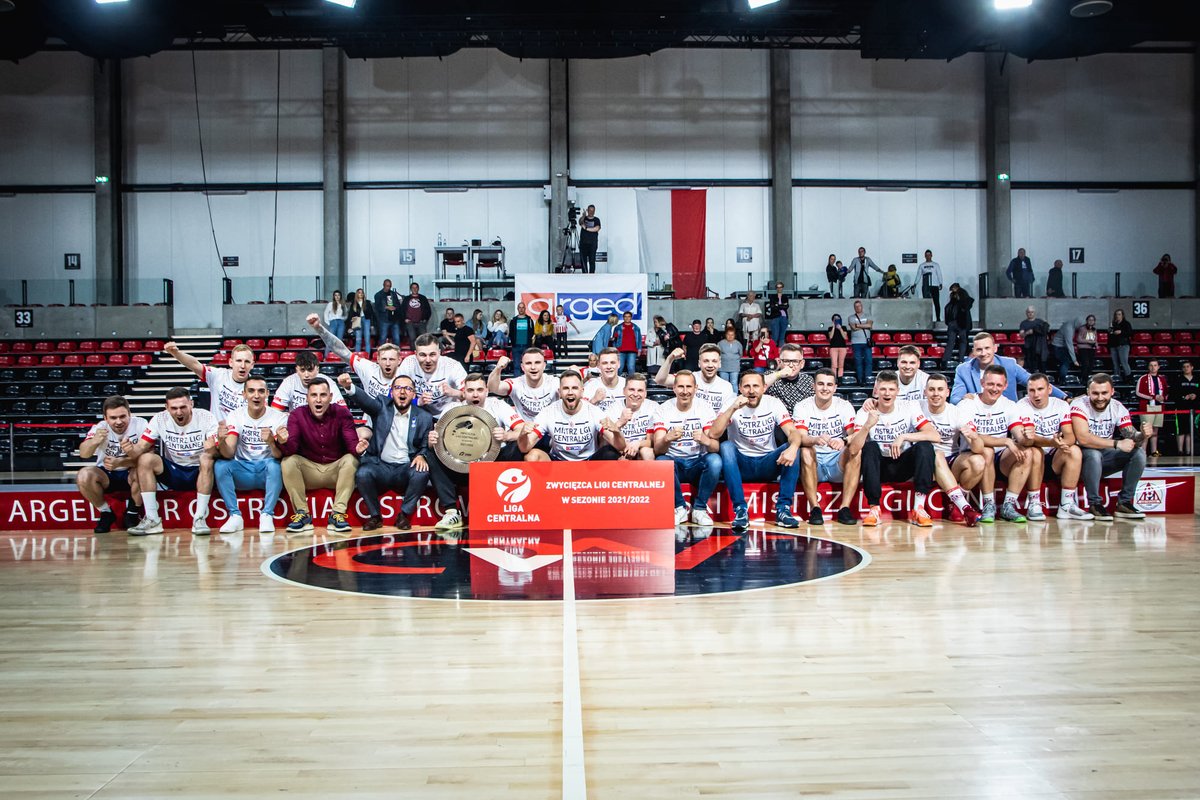 kprostrovia1996's tweet photo. 🥇 | Wczoraj z rąk pana Mirosława Bauma otrzymaliśmy pamiątkową paterę za zwycięstwo w Lidze Centralnej @handballpolska ▶️ @pgnigsuperliga 

#zprp #handball #ostrovia #pgnigsuperliga https://t.co/X47ssXOukU