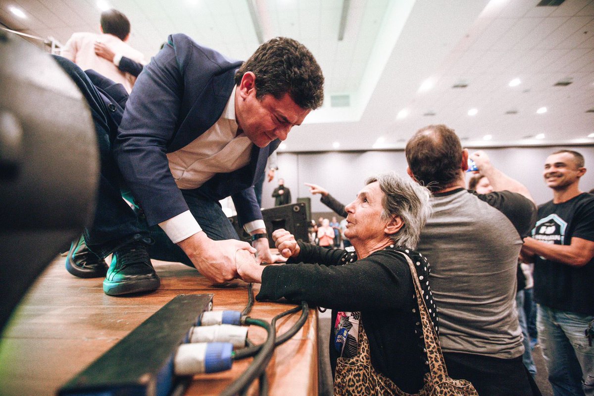 SF_Moro's tweet photo. Quero ser voz, sim. Mas também ouvidos. Quero olhar no olho, cara a cara. Quero enxergar a alma das pessoas. Abri mão de muito para estar aqui, mas se você me pergunta se me arrependo, eu digo: nem um segundo. E depois do que vivi ontem, tenho mais certeza. Faria tudo novamente. https://t.co/IkkLsxSzf5