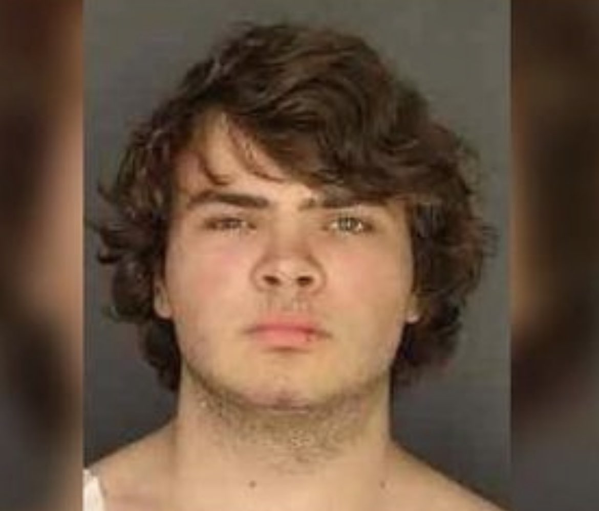 jdababyy's tweet photo. oh nothing just PLASTERING his face bc if it were a black man there would be pictures of him everywhere by now. welcome to AmeriKKKa. 🙂 #BuffaloMassacre #BlackLivesMatter https://t.co/ug25fd93Qz