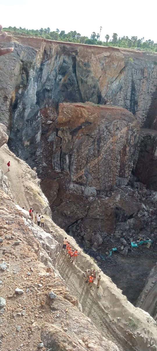 உழைக்கும் வர்க்கம்...
DKV மக்கள் பாதிக்கப்படுவது அதிகார விதிமீறலால் தான்...

இவ்வளவு ஆழமாக கல்குவாரி தோண்டி எடுக்கப்பட்டது எப்படி?

இறந்த எம் குல சொந்தங்கள் கடைசியாக இருக்கட்டும் 🙏
@DrGunasekar1977 <a href="/Karigalamallan/">இரா.அ.கரிகாலபாண்டியன்</a> 
<a href="/annamalai_k/">K.Annamalai</a> <a href="/Kayalvizhi_N/">N.Kayalvizhi Selvaraj</a> <a href="/BJP4TamilNadu/">BJP Tamilnadu</a> <a href="/TamilvananDKV/">Tamil vanan</a>