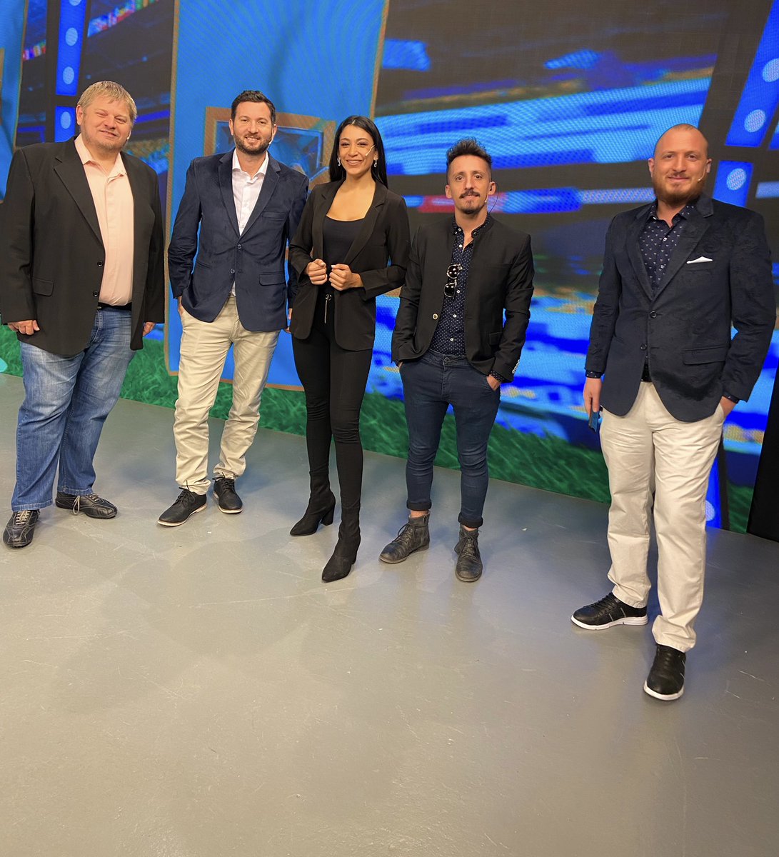 ¡Equipo listo! <a href="/FutbolSManchas/">Fútbol Sin Manchas ⚽🏆</a> 
<a href="/canal26noticias/">CANAL 26</a>