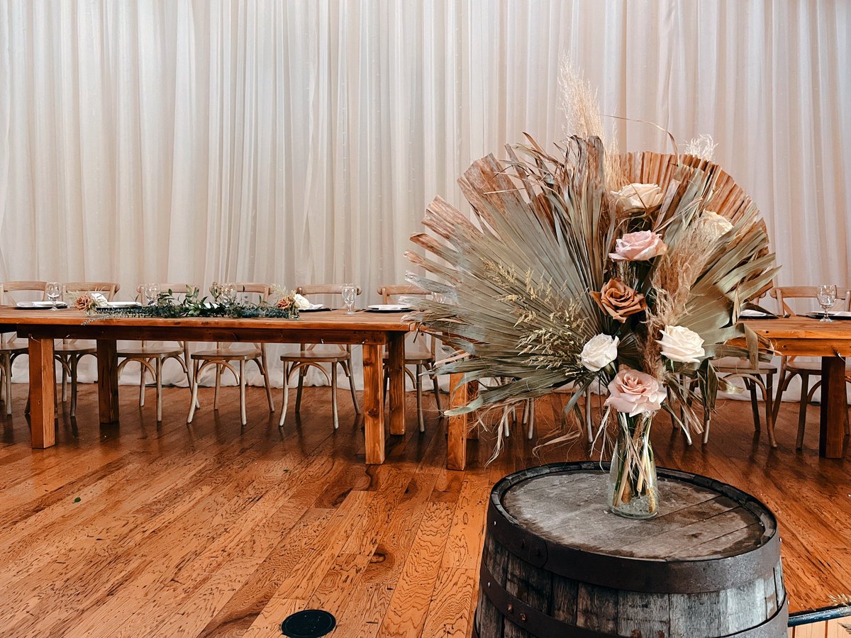 Fan palms go a really really long way if you wanna have a budget friendly wedding 💛🌴