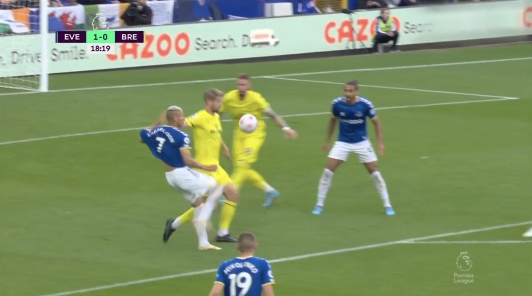 PoorEPLreferees's tweet photo. Yes, the referee watched Richarlison's shirt getting dragged around, didn't call the foul and has now sent off Branthwaite for an incident that shouldn't have even happened in the first place https://t.co/RnUsf2dmh1