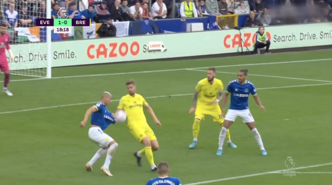 PoorEPLreferees's tweet photo. Yes, the referee watched Richarlison's shirt getting dragged around, didn't call the foul and has now sent off Branthwaite for an incident that shouldn't have even happened in the first place https://t.co/RnUsf2dmh1