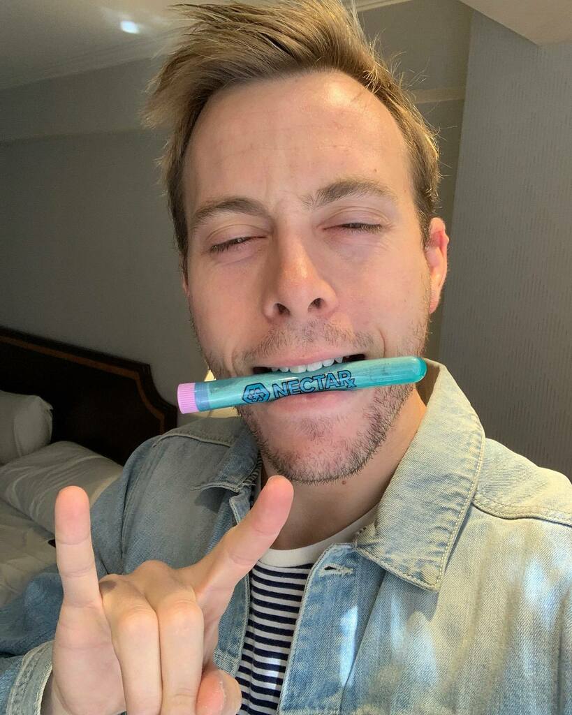 RikerLynch's tweet photo. Good morning from Chile 🇨🇱
I started the day off with NectarX to light up my brain for a lovely day of exploring this beautiful city. Loving this stuff @nootopiabrain 🧠🔥
#UpgradeYourBrain
#Nootopia
Get some at the link in my bio. Discount code RIKER 💪🏼 https://t.co/yU2jRluNyB