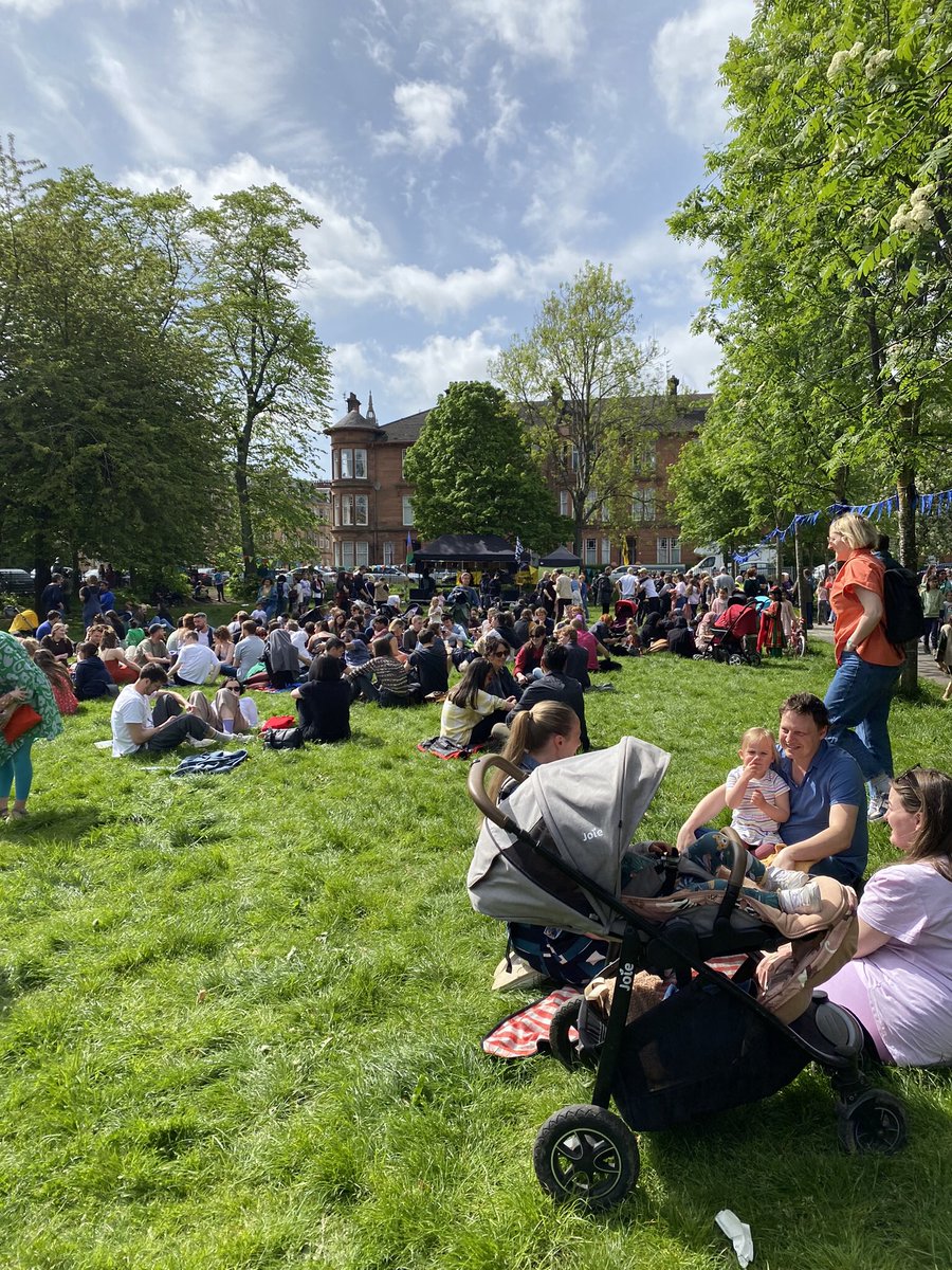 zenrhe's tweet photo. Was lovely to be celebrating the one year anniversary of the #Pollockshields community in #Glasgow coming out to stop the deportation of two of their neighbours on #KenmureStreet

@keepitsouth
#festivalofresistance #kenmurestreet 
#RefugeesWelcome
#refugees
#Scotland https://t.co/NWHme26BGY