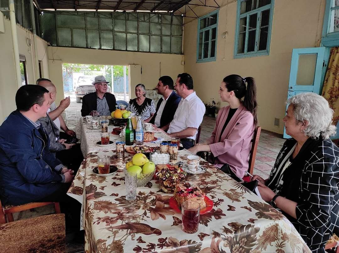 YAPNeftcala's tweet photo. Neftçalada "15 May - Beynəlxalq Ailə Günü " münasibətilə 52 il birgə nikahda olan nümunəvi ailə ilə görüş keçirilib.
#YAPNeftchala
https://t.co/CuAQwjv0CT https://t.co/eRlqdNShTV
