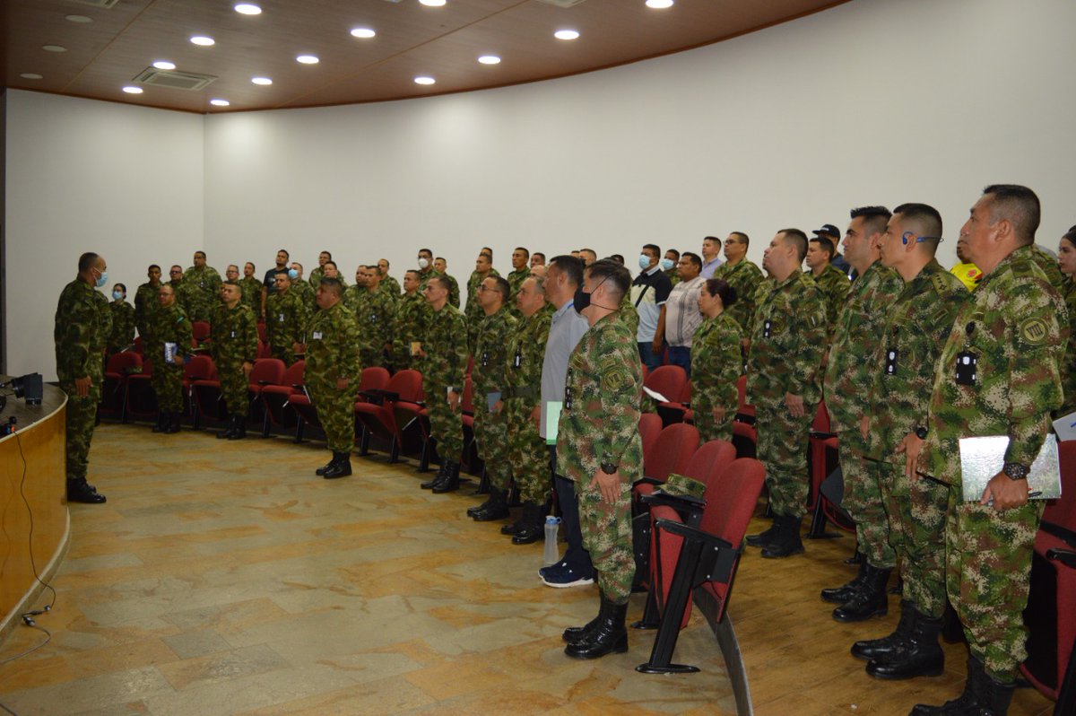 Ejercito_Div8's tweet photo. #Ahora en la #OctavaDivisión es presentado el libro “Ejército Nacional, 50 años de transformaciones”. Esta socialización impulsada por el comando superior, la realiza el jefe del Dpto Jurídico Integral, BG Oscar Tobar, con el fin de preservar la memoria histórica institucional. https://t.co/5uE2cY7vl8