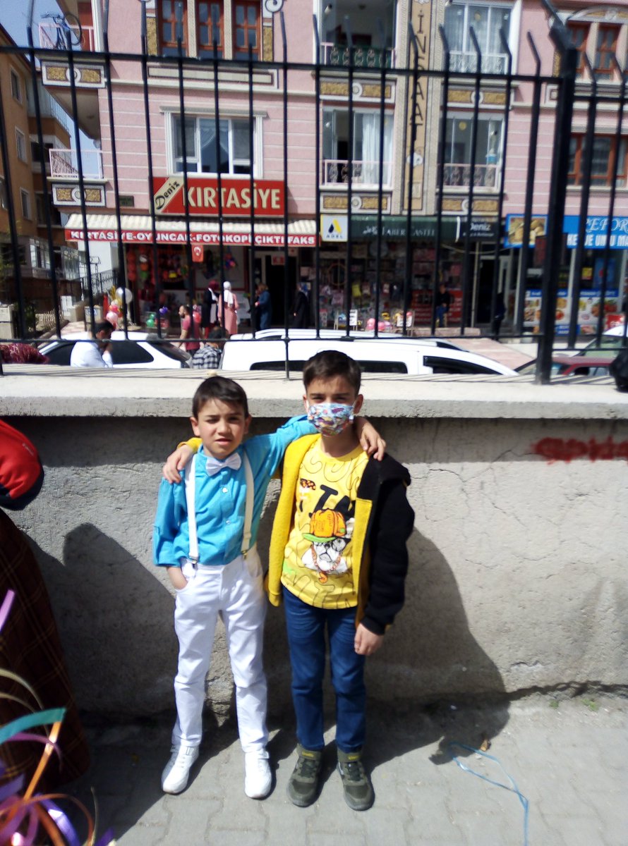 DilekBildik2's tweet photo. @Aynurzd27467240 Siz buyuklerimizi cumhur baskanimiz cocuklarim okula gifiyo piskolijisi yeni duzeldi kucuk oglum Cezaevinden yeni cikti ikisene oldu okula birsene GEC gonderdim saying baskanlarim sesimizi duyun cocuklarimizdan ayirmayin babasida cezaevinde cocuklarim annesiz birakmayin https://t.co/NMZ3J1LAxc