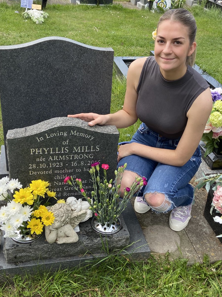 EasonTrish's tweet photo. Me and my beautiful niece Katie went to take mum some flowers . She has had the day with me while her mum and dad are on holiday love her ❤️ https://t.co/HhJopH7LvC