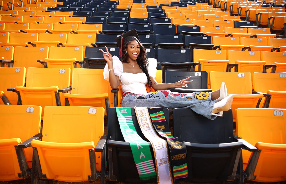 faithgdaniels's tweet photo. oh nothing, just an alumna🎓🐅 
#4In4Out #CumLaude #Legacyx3 https://t.co/h0ZYRWGX9o