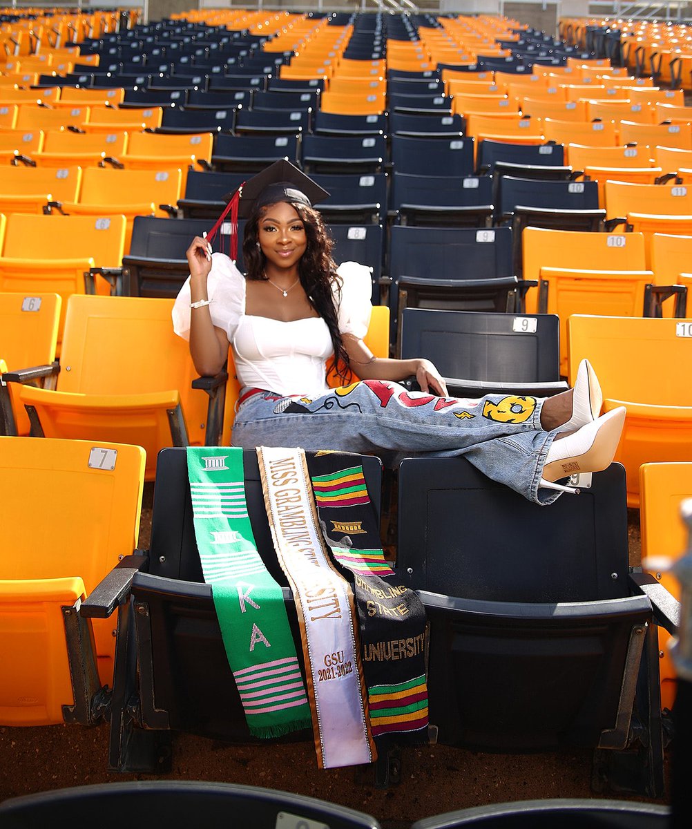 faithgdaniels's tweet photo. oh nothing, just an alumna🎓🐅 
#4In4Out #CumLaude #Legacyx3 https://t.co/h0ZYRWGX9o
