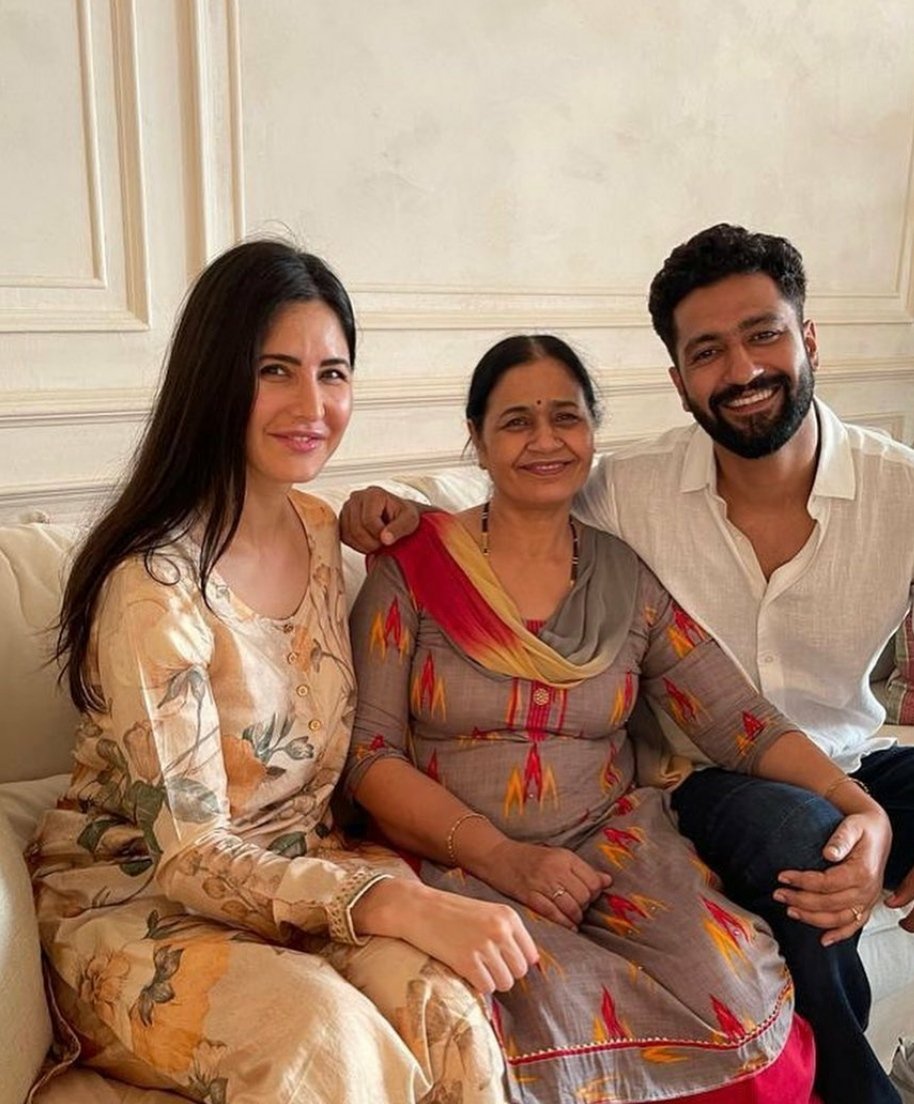 Uaena_VIP's tweet photo. "When a man respects women in his life wether it's his mother, sister or wife, he flourishes in his life"
#HappyBirthdayVickyKaushal https://t.co/cgWO8Y7T23