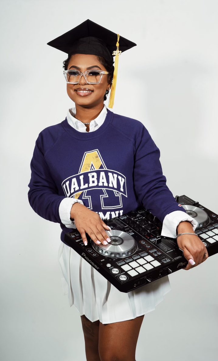 geeeezyy_'s tweet photo. Ya girl a masters mami 🤪 https://t.co/dT7TvqnaPE