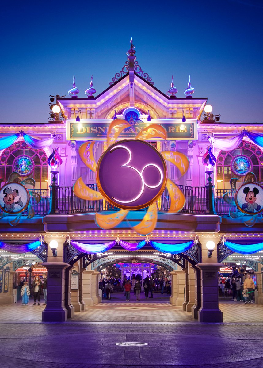 DisneylandParis's tweet photo. Quand Disneyland Paris passe en mode "nuit", la magie brille encore plus ! 🌟✨ https://t.co/ItzmwYyunj