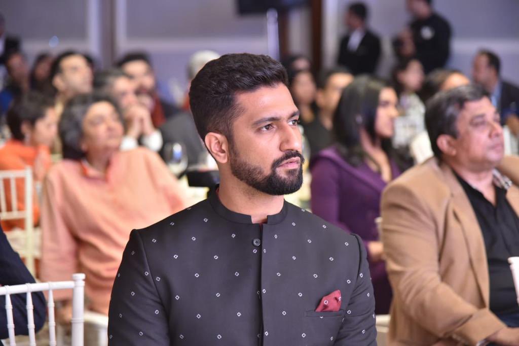 vickyk09girl's tweet photo. Spotlight saari le jaaye...
Sab dekhe daiye baiye...
Joona!!! 
#HappyBirthdayVickyKaushal https://t.co/ECUNNQSIPu