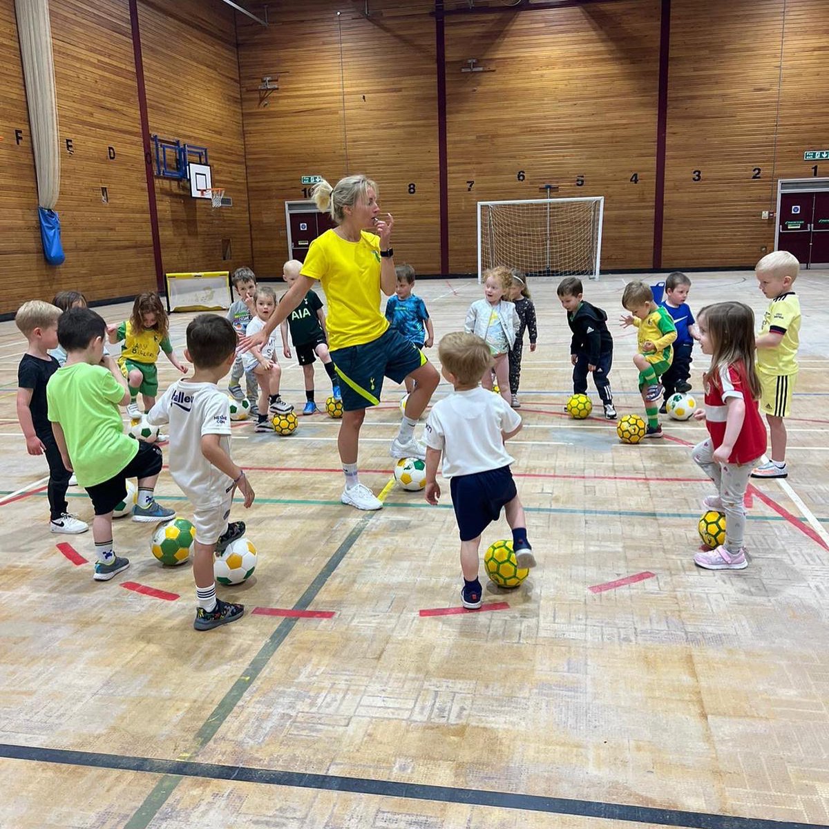 ShantyG23's tweet photo. Sunday mornings with my favourite little people 🥰💛⚽️💚 https://t.co/bOQ9siozAr