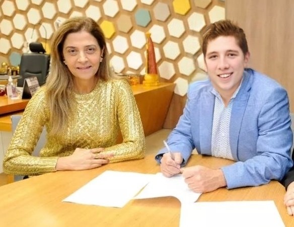 JohnTextorJr's tweet photo. It was a pleasure to meet Tia Leila. I hope much success in this partnership. #TimeToSetFire #BotaPal https://t.co/0V1RJcvdaV