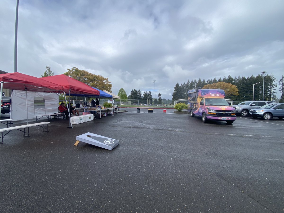 PapermakerFB's tweet photo. Tailgate hosted by Camas football! Supporting our teams, our competition and our community!
It starts with a community to change a nation! #BTB https://t.co/IAas6PTffp