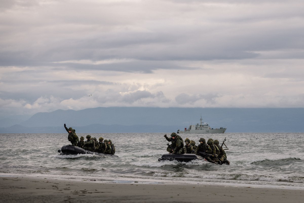 CanadianArmy's tweet photo. Training pays off for @39 CBG soldiers on Ex COUGAR GAUNTLET.

Soldiers from 39 Canadian Brigade Group conducted an amphibious landing on Air Force Beach with assault boats launched from @Royal Canadian Navy ships HMCS Vancouver and HMCS Brandon (1/2) https://t.co/C7MiI6zYZi