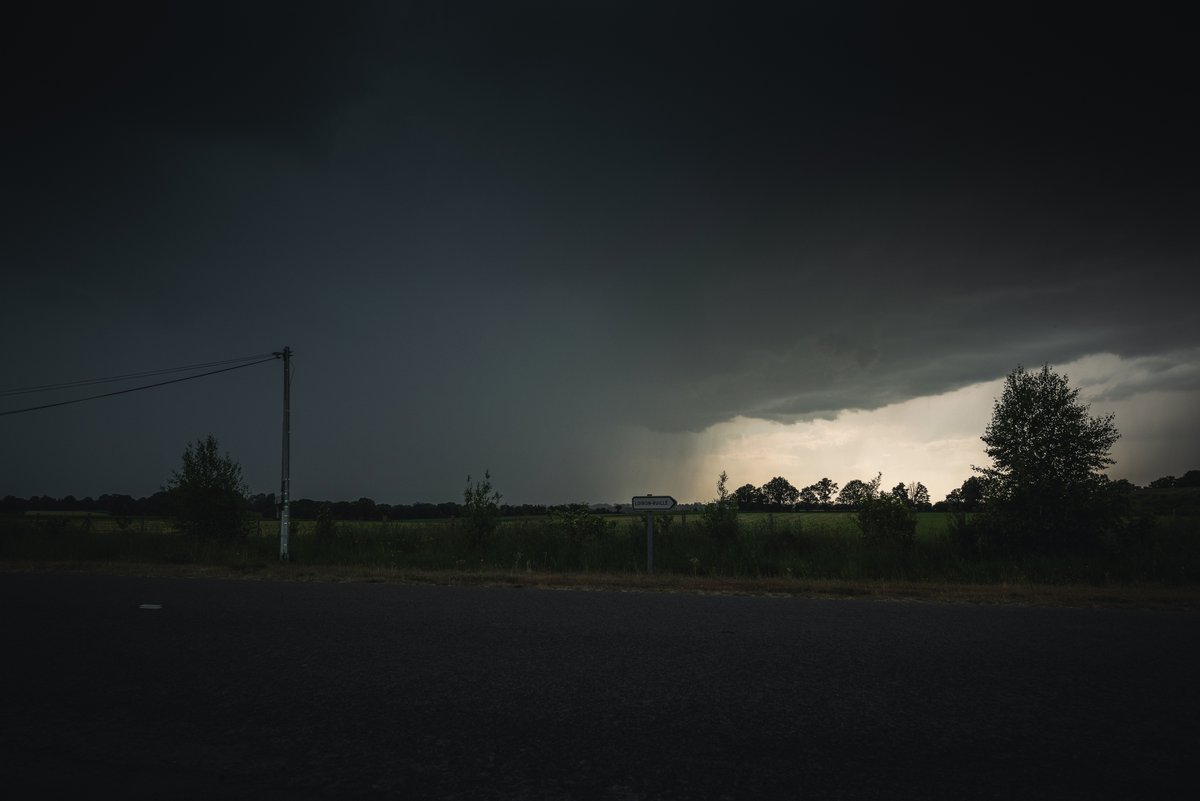 [15 mai 2022] 📸 Voici quelques images des démarrages des multiples cellules qui ce sont agglomérées pour former un système multicellulaire très pluvieux ! #orages #mayenne #mayenneorages <a href="/KeraunosObs/">Keraunos</a>