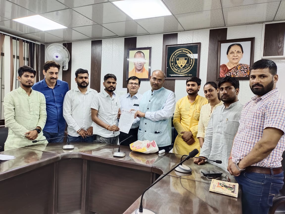 Prashan18099431's tweet photo. डॉ. भीमराव अंबेडकर विश्वविद्यालय की परीक्षा के पेपर लीक मामले में संलिप्त दोषियों के विरुद्ध उचित कार्यवाही करने हेतु आगरा में विद्यार्थी परिषद के कार्यकर्ताओं द्वारा विश्वविद्यालय के प्रभारी कुलपति को ज्ञापन दिया गया।
#ABVPWithStudents
#ABVPBraj https://t.co/MlIHm1CDwi https://t.co/tSJ8Jjii23