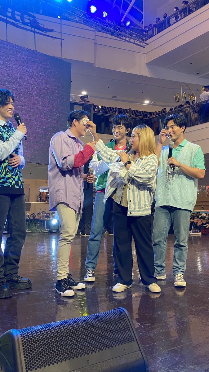 OwsThin's tweet photo. Tweet ko daw itong moment na ito eh. Winner ka tonight miii @soooooomiloo! Hello @BGYO_Akira! #HIH2onTheRoad https://t.co/tTbjltsnUQ