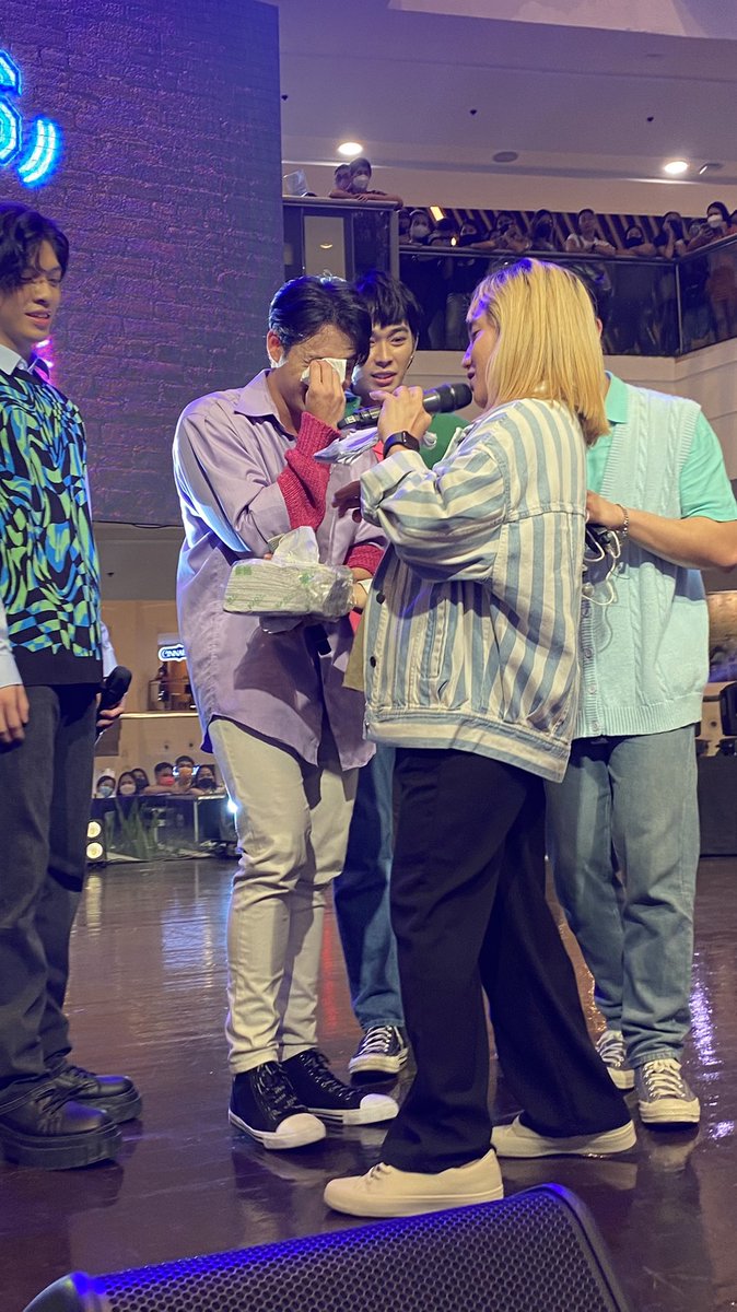 OwsThin's tweet photo. Tweet ko daw itong moment na ito eh. Winner ka tonight miii @soooooomiloo! Hello @BGYO_Akira! #HIH2onTheRoad https://t.co/tTbjltsnUQ