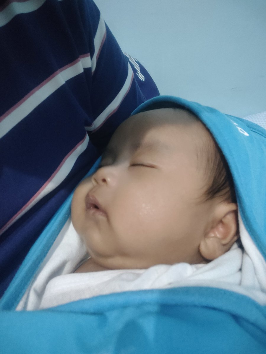 Jessylemae's tweet photo. Mukhang nabibigatan ka sa pisnge mo mahal ah. I love you. ❤️🥰 https://t.co/BGu45nrXRi