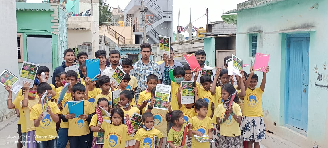 NSUIKarnataka's tweet photo. ಕೆಪಿಸಿಸಿ ಅಧ್ಯಕ್ಷರಾದ ಶ್ರೀ ಡಿ.ಕೆ.ಶಿವಕುಮಾರ್ ರವರ ಹುಟ್ಟುಹಬ್ಬದ ಅಂಗವಾಗಿ NSUI ರಾಜ್ಯಾಧ್ಯಕ್ಷರಾದ @KirthiGanesh1 ಅವರ ಮಾರ್ಗದರ್ಶನದಂತೆ ಬೆಂಗಳೂರು ದಕ್ಷಿಣ ವಿಧಾನ ಸಭಾ ಕ್ಷೇತ್ರದ NSUI ವತಿಯಿಂದ 
ಬಡವಿದ್ಯಾರ್ಥಿಗಳೊಂದಿಗೆ ಕೇಕ್ ಕತ್ತರಿಸಿ ಅವರಿಗೆ ಉಚಿತ ಪುಸ್ತಕ ಹಾಗೂ ಸಿಹಿ ತಿಂಡಿ ವಿತರಣೆ.

#HappyBirthdayDKShivakumar https://t.co/HZE84podFn