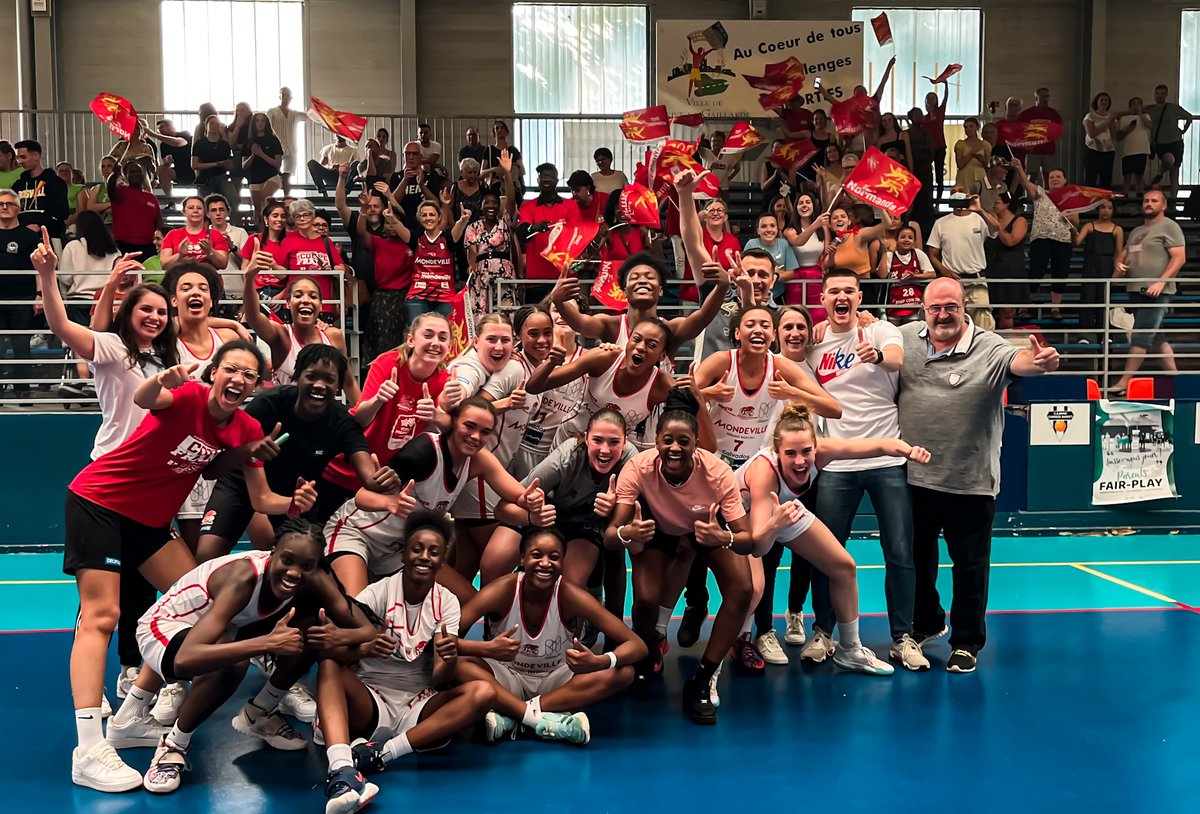 usombasket's tweet image. YES ! ELLES L'ONT FAIT ! Après avoir été sacrée à Bercy le mois dernier, nos U18 décroche le titre de Championnes de France face à Bourges 🔥🔥🔥

Un match serré remporté 77-71 par nos jeunes ‼️

Un grand bravo, un grand merci également à nos supporters 🔴⚪️

2/3✅
 
#usomfamily