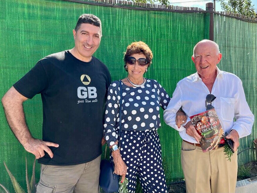 Agallardoromero's tweet photo. Un placer acercar la #caza por medio de la gastronomía 📖 a una de las personas que siguen llevando la bandera del diseño y la moda a nivel internacional, Dione Caus Pertegaz y a su marido Luis Bañeres. #CerrandoCirculo https://t.co/H9ydSPtUrt