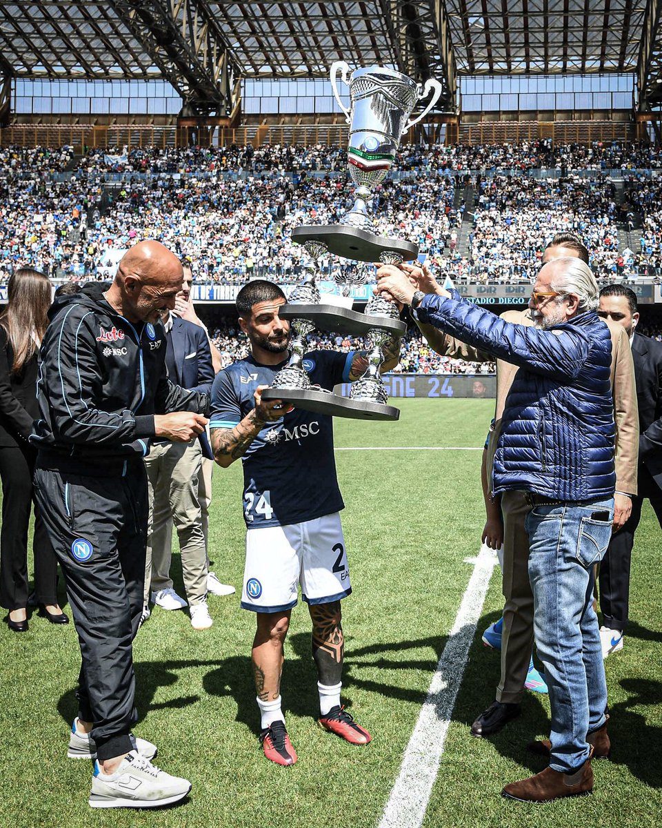 ESPNFC's tweet photo. Insigne was presented with a trophy as big as him after his final home match for Napoli 😅🏆 https://t.co/xsZxmOrvvl